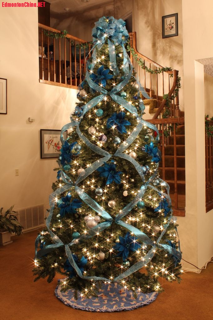 How-to-decorate-a-Christmas-tree-by-criss-crossing-ribbon-to-create-a-beautiful-.jpg